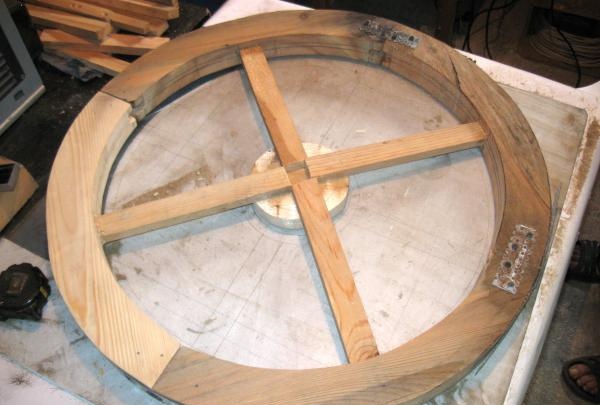 صنع عجلة خشبية