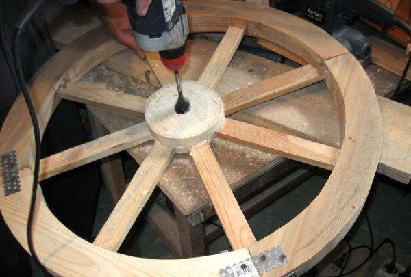Membuat roda kayu