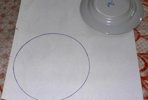 Desenați un cerc pe carton