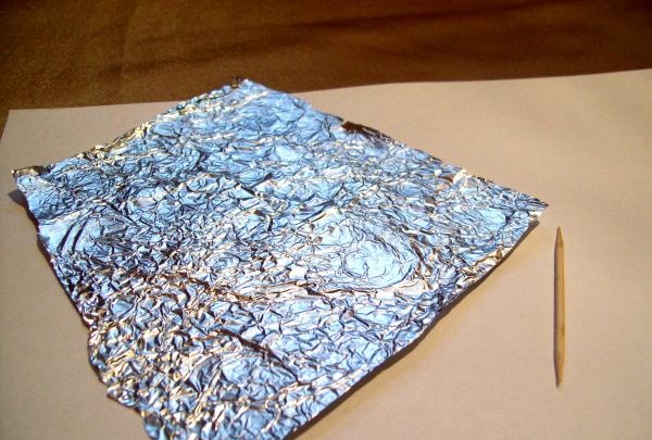 papel alumínio e palito