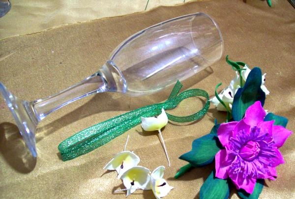 dekorera glasögon med blommor