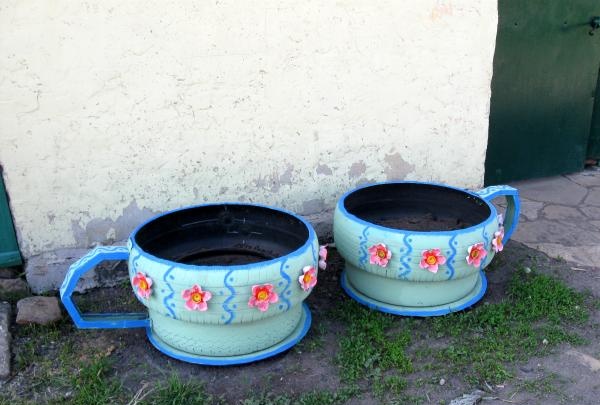parterre de fleurs fait de vieux pneus
