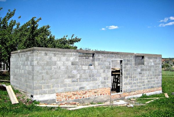 Clase magistral sobre colocación de bloques de cemento.