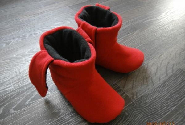 costurando chinelos e botas para casa
