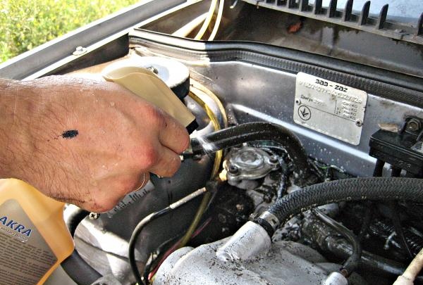 איך לנקות מנוע של מכונית