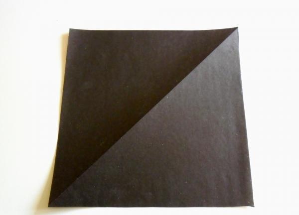 Пресавијте квадратни лист