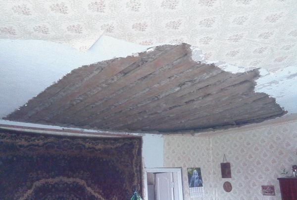 verwijder de resterende klei van het plafond