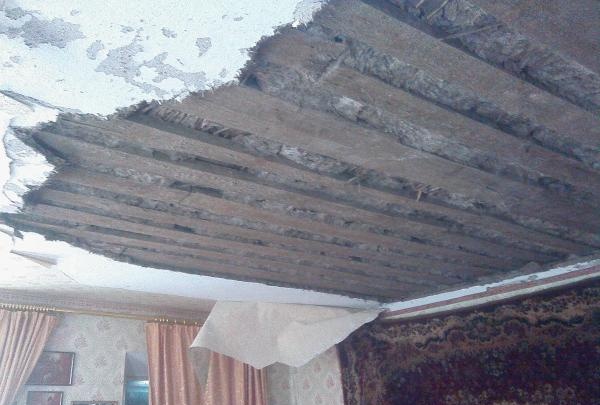 loại bỏ đất sét còn sót lại trên trần nhà