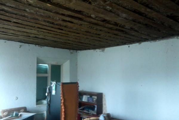 Sửa chữa trần nhà trong phòng khách