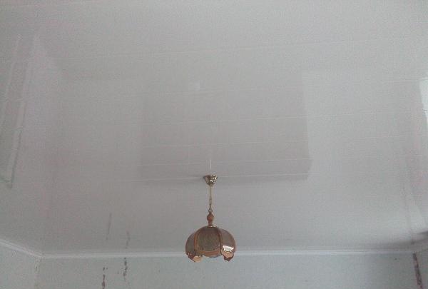 Plafond in de woonkamer repareren