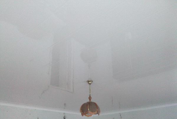 إصلاح السقف في غرفة المعيشة