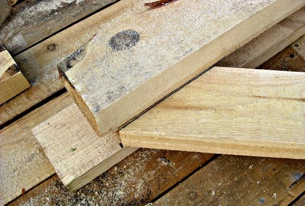 Măsurăm pe un șablon de lemn
