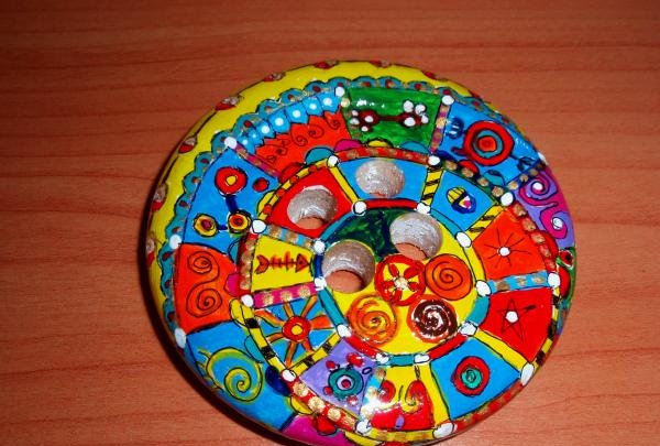 Bemalen eines dekorativen Knopfes