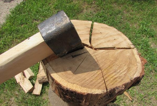 How to chop wood correctly