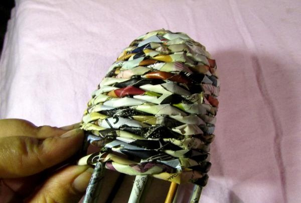 campana hecha con tubos de periódico
