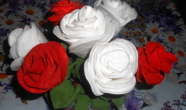 Rose realizzate con dischetti di cotone