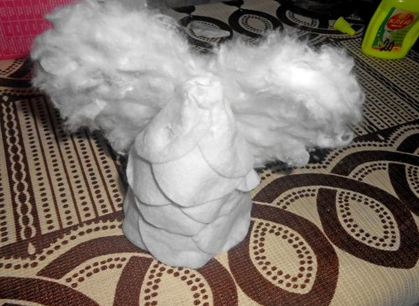 Aniołek wykonany z płatków bawełnianych