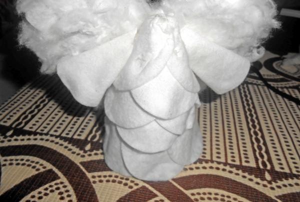 Anđeo izrađen od pamučnih jastučića