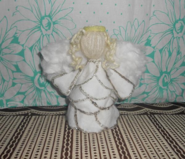 Anjel vyrobený z vatových tampónov