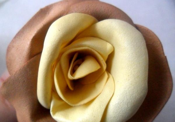 Hvordan lage en rose fra foamiran