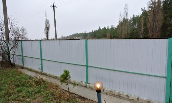 We install a metal profile fence