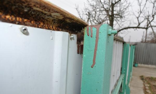 Nag-install kami ng isang metal profile fence