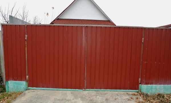 We install a metal profile fence