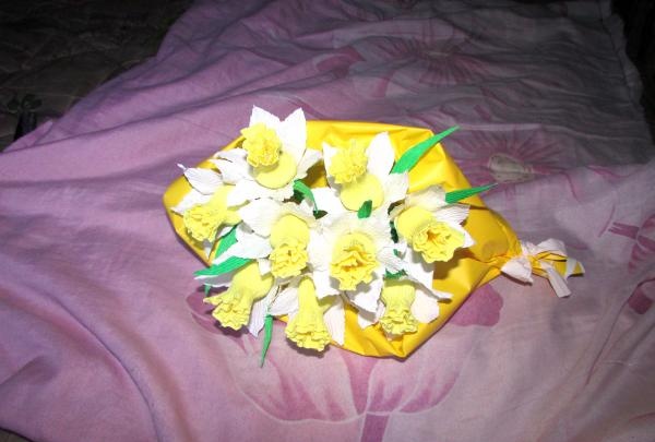 palumpon ng mga daffodils na gawa sa corrugated na papel