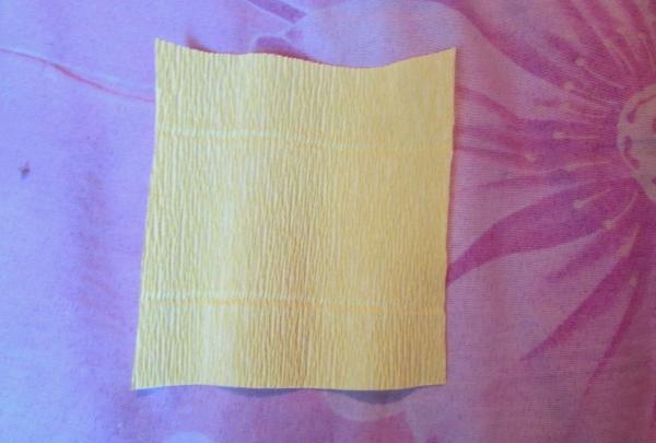 buquê de narcisos feitos de papel ondulado