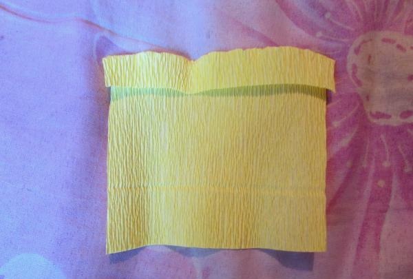 buket påskeliljer lavet af bølgepapir