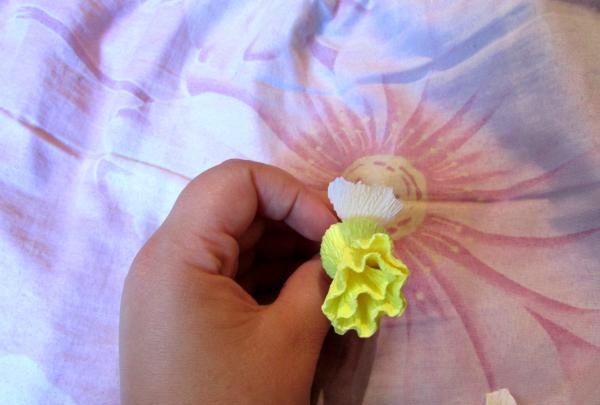 bó hoa thủy tiên làm bằng giấy gợn sóng