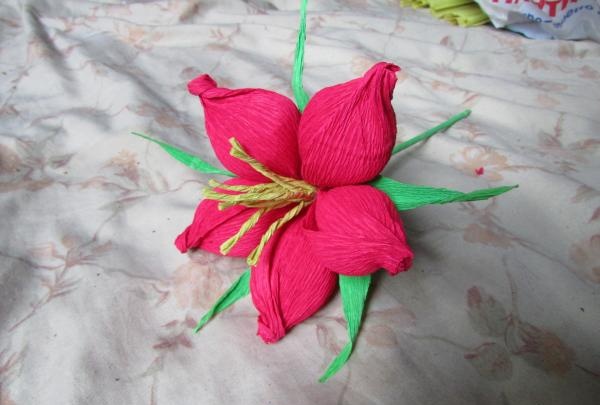 kvet z vlnitého papiera