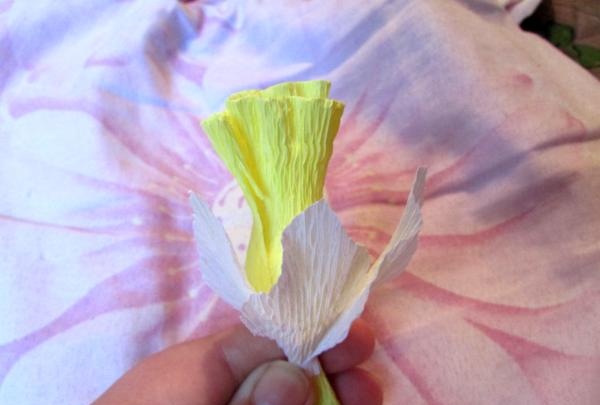 bukett påskeliljer laget av bølgepapir