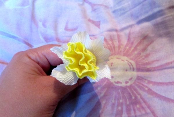 bó hoa thủy tiên làm bằng giấy gợn sóng