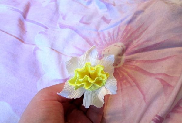 kytice narcisů z vlnitého papíru