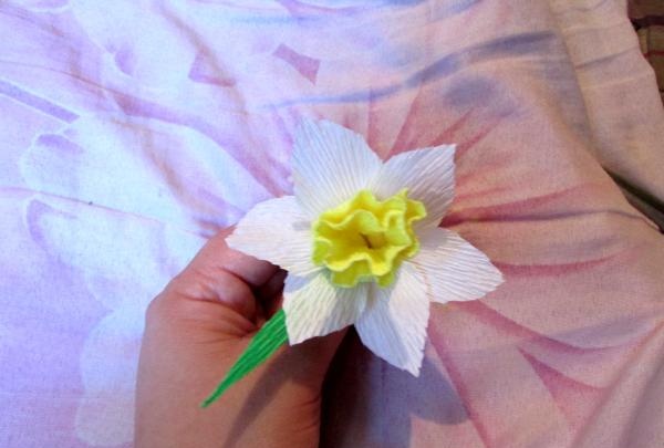 باقة من أزهار النرجس البري مصنوعة من الورق المموج