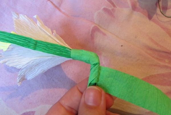 bouquet de jonquilles en papier ondulé