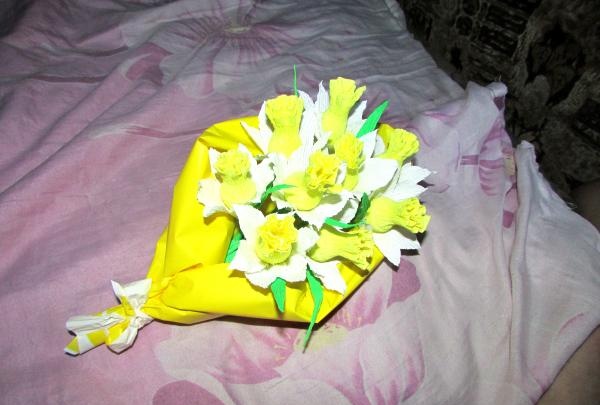 palumpon ng mga daffodils na gawa sa corrugated na papel