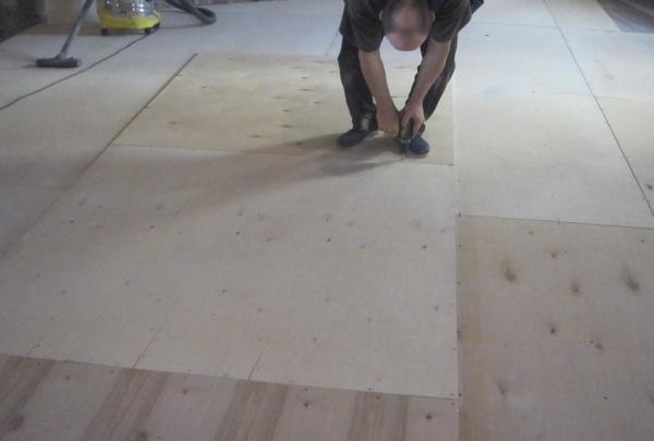 Preparar la base para un suelo de madera.