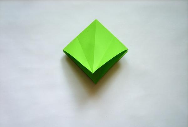 menghiasi hadiah dengan bunga origami