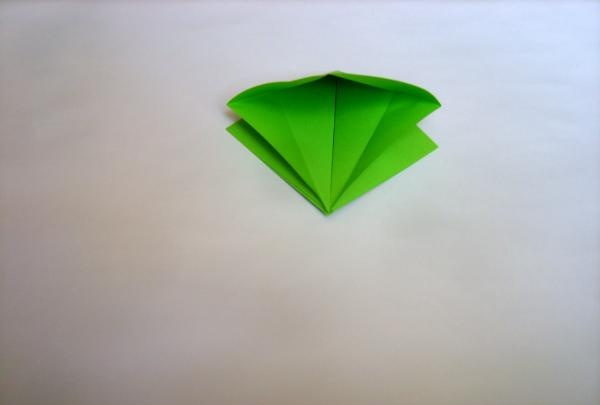 menghiasi hadiah dengan bunga origami