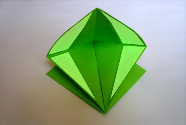 décorer un cadeau avec des fleurs en origami
