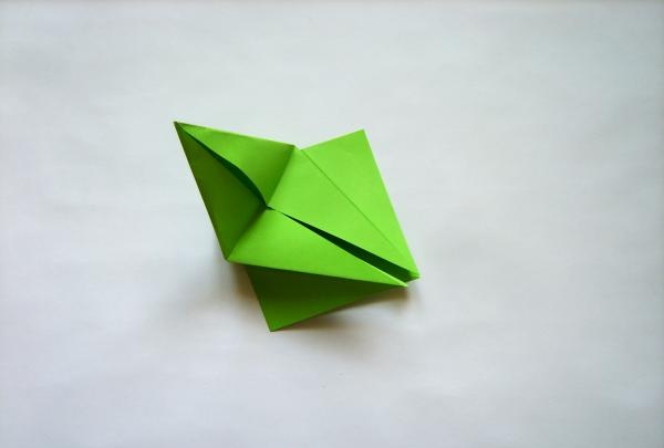 Dekorieren Sie ein Geschenk mit Origami-Blumen