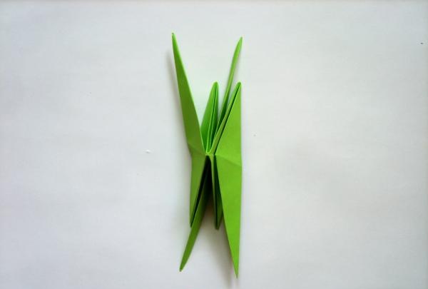 díszítse az ajándékot origami virágokkal