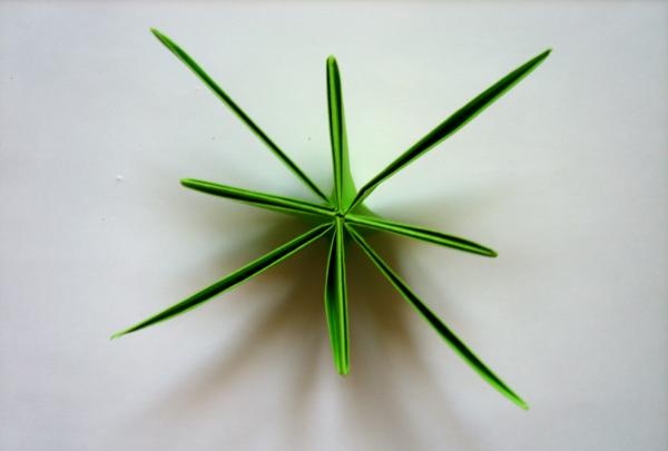 díszítse az ajándékot origami virágokkal