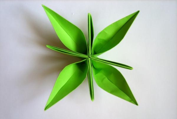 udekoruj prezent kwiatami origami