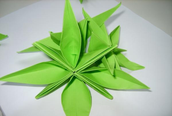украсите поклон оригами цвећем