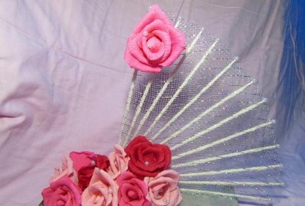 מניפות עם ורדים עשויים נייר גלי