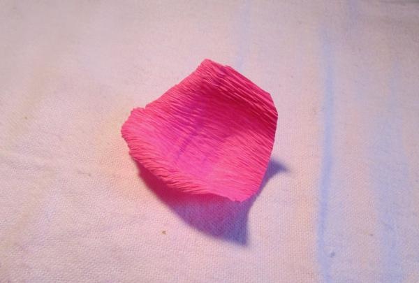 พัดที่มีดอกกุหลาบทำจากกระดาษลูกฟูก