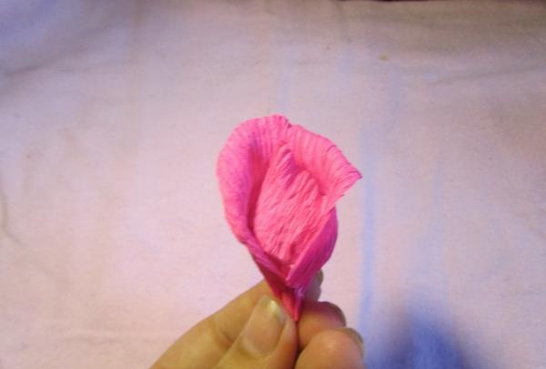 พัดที่มีดอกกุหลาบทำจากกระดาษลูกฟูก